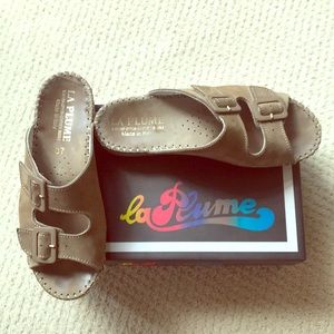 Beige Leather la Plume Buckle Strap Sandal